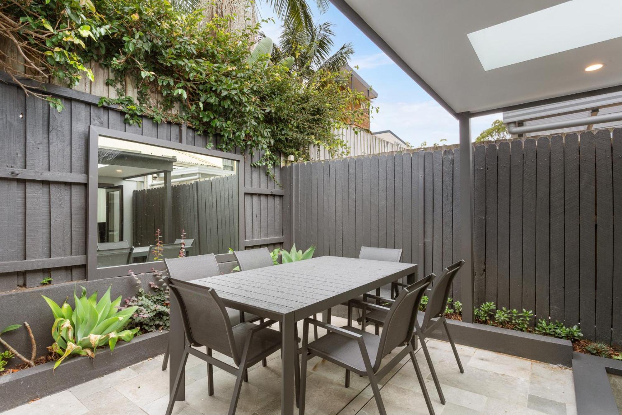 Holiday home Charming 3-bed With A Courtyard