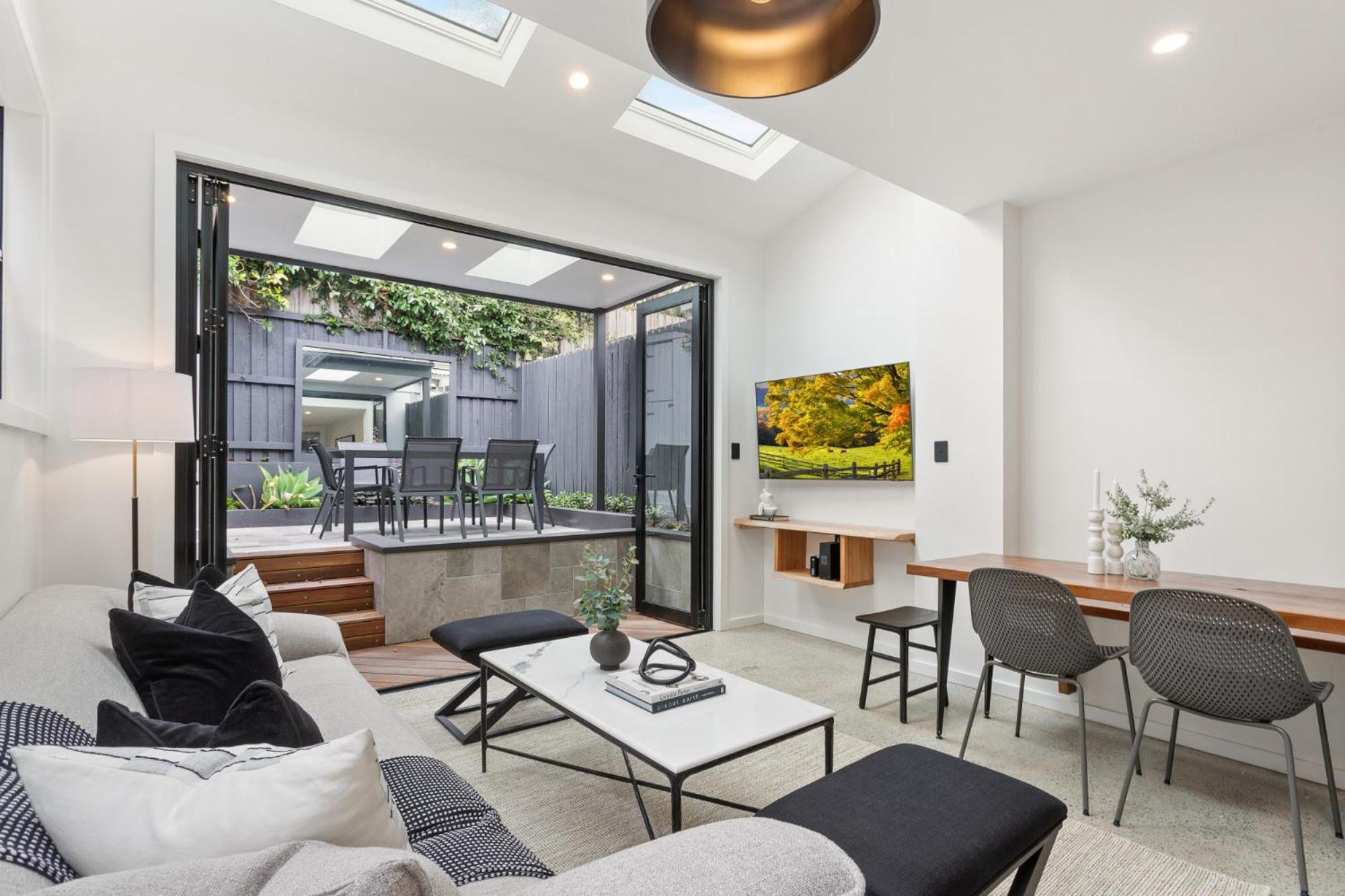 Holiday home Charming 3-bed With A Courtyard